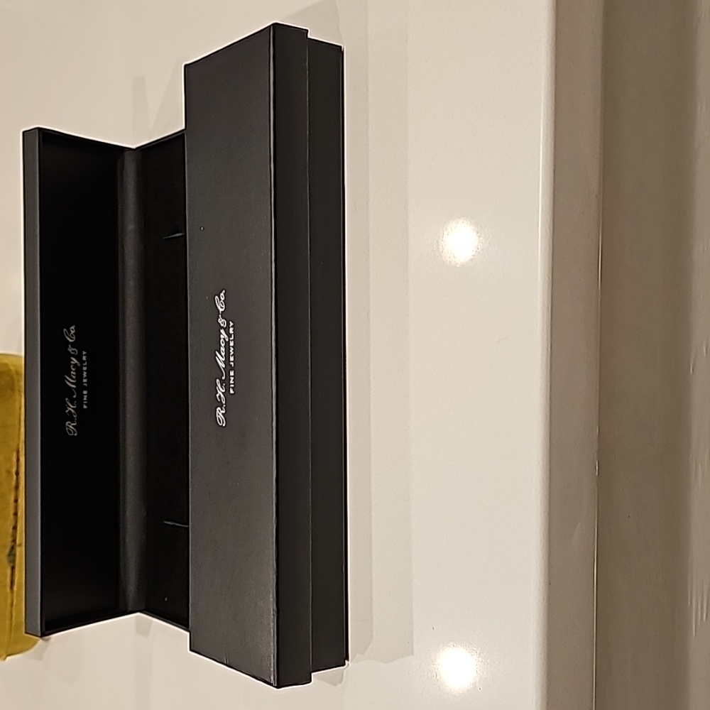 R. He. Macy & Co. Jewelry holder